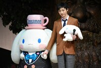 シナモロール（左）と手をつなぐ源誠一郎役の和合真一（右）。