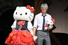 ハローキティ（左）の手を取る吉野俊介役の吉澤翼（右）。