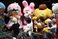 キャラクターとハイタッチする出演者。