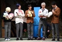 ぬいぐるみをしげしげと眺め、「ずっと抱えてたい」「一緒に寝たい」「やわらかい」と感想をもらす出演者。