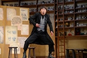 “野生のオランウータンのような発声”をしてみせるビクター(藤井隆)。