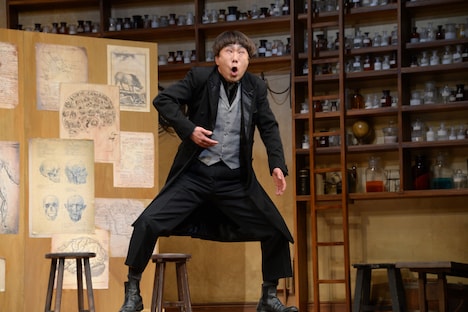 “野生のオランウータンのような発声”をしてみせるビクター(藤井隆)。
