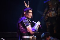 寿里演じる張コウ。