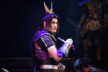 寿里演じる張コウ。