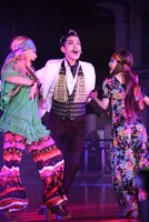 「Opening Show」より、大澄賢也（中央）。