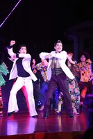 「Opening Show」より、大澄賢也（前方右）。