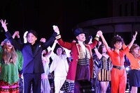「Opening Show」より、左から中川晃教、大澄賢也、鈴木瑛美子。