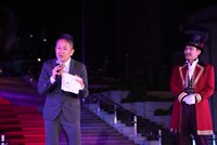 「Opening Show」カーテンコールより、宮本亜門（左）。