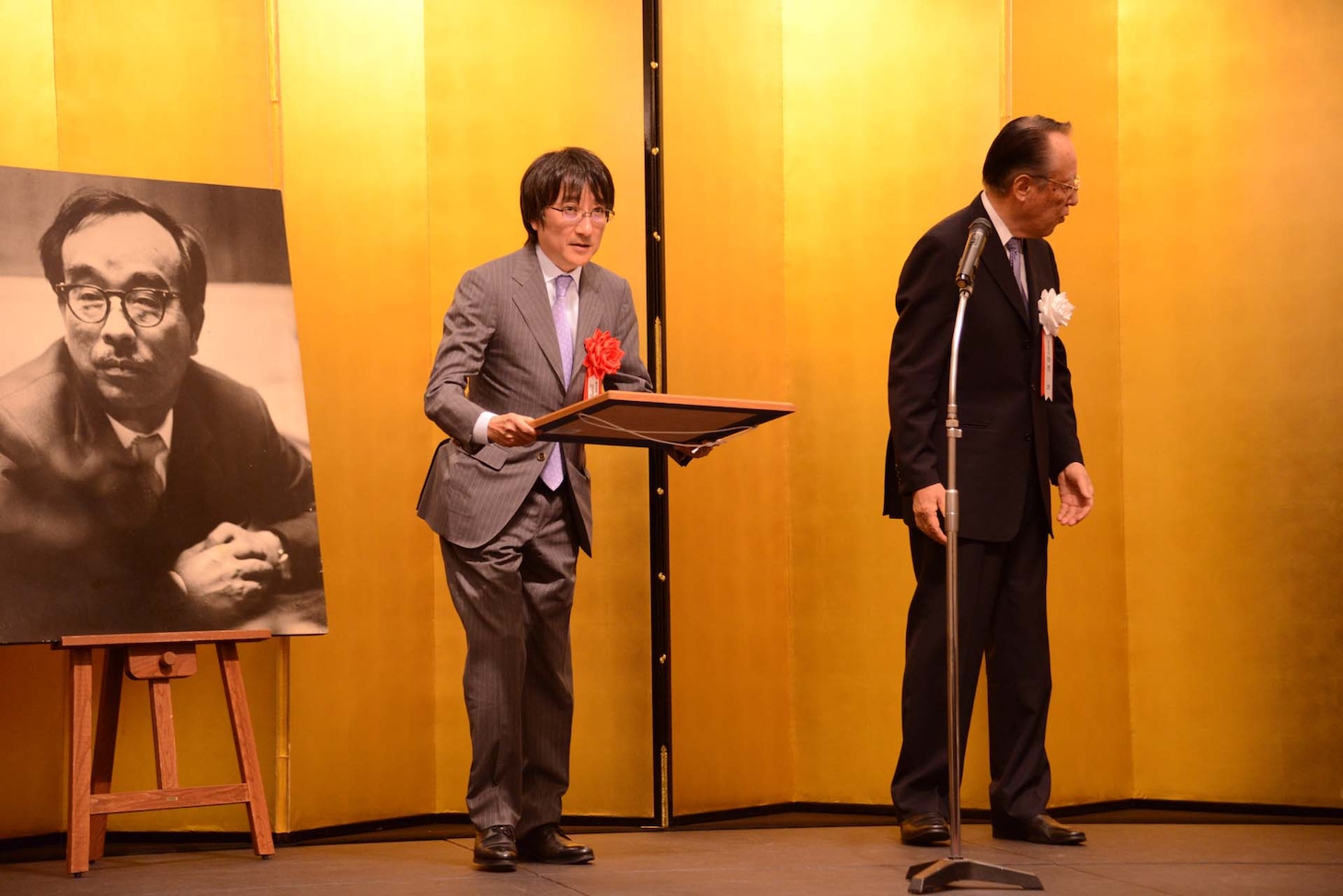 株式会社ホリプロの堀義貴代表取締役社長（左）。