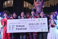 「Opening Show」フォトセッションより、左から鈴木瑛美子、中川晃教、宮本亜門、大澄賢也、ヤノベケンジ。