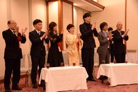 乾杯の際に拍手をする受賞者たち。