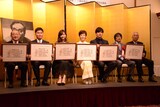 第43回菊田一夫演劇賞授賞式より、左から甲斐正人、原田諒、神田沙也加、戸田恵子、城田優、株式会社ホリプロの堀義貴代表取締役社長、同社の堀威夫ファウンダー最高顧問。
