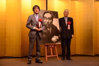 左から株式会社ホリプロの堀義貴代表取締役社長、同社の堀威夫ファウンダー最高顧問。