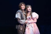 ミュージカル「1789 -バスティーユの恋人たち-」より、左から小池徹平演じるロナン、神田沙也加演じるオランプ。
