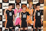 「ハイパープロジェクション演劇『ハイキュー!!』“はじまりの巨人”」囲み取材の様子。左から縁下力役の川原一馬、中島猛役の柳原凛、日向翔陽役の須賀健太、照島遊児役の船木政秀、影山飛雄役の影山達也。