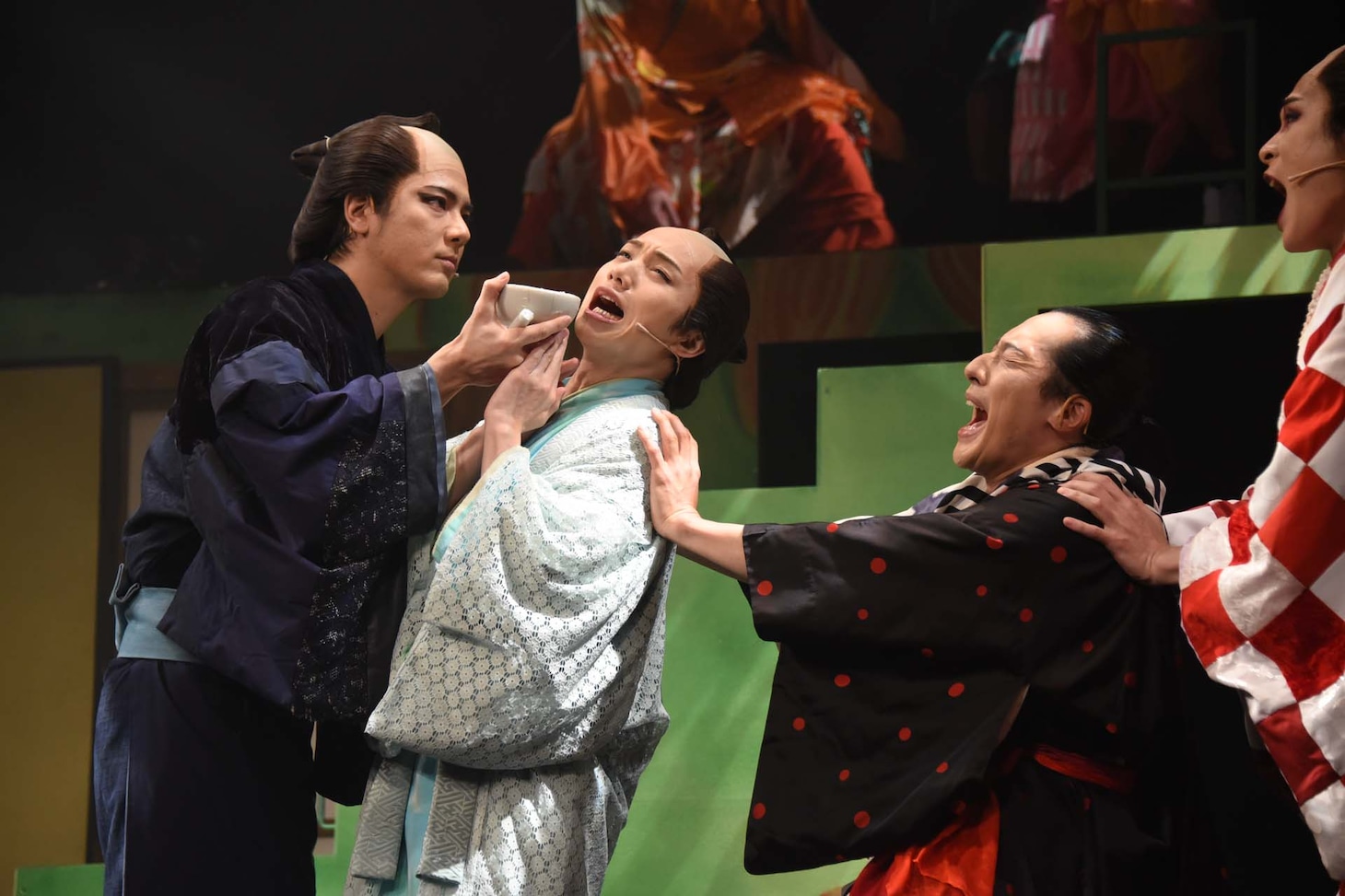 「ミュージカル『しゃばけ』参 ～ねこのばば～」ゲネプロより、中村誠治郎演じる仁吉（左）、植田圭輔演じる一太郎（中央）。