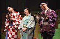 「ミュージカル『しゃばけ』参 ～ねこのばば～」ゲネプロより、左から藤原祐規演じる屏風のぞき、植田圭輔演じる一太郎、福井将太演じる守狐。