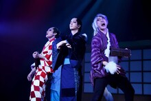 「ミュージカル『しゃばけ』参 ～ねこのばば～」ゲネプロより、左から藤原祐規演じる屏風のぞき、中村誠治郎演じる仁吉、福井将太演じる守狐。