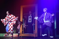 「ミュージカル『しゃばけ』参 ～ねこのばば～」ゲネプロより、左から藤原祐規演じる屏風のぞき、法月康平演じる秋英、福井将太演じる守狐。