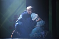 「ミュージカル『しゃばけ』参 ～ねこのばば～」ゲネプロより、一太郎（右）を抱き締める仁吉（左）。