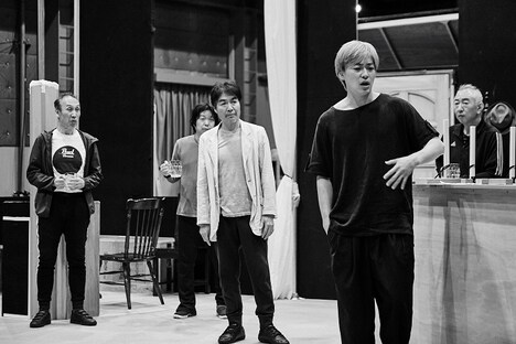 「ハングマン HANGMEN」稽古の様子。パブの常連客がムーニー（大東駿介）に不信の目を向ける。