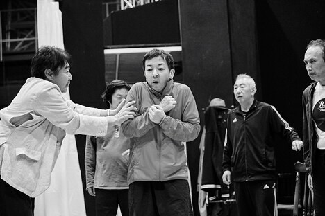 「ハングマン HANGMEN」稽古の様子。ハリーの元助手シド（宮崎吐夢）を取り囲むパブの常連客。