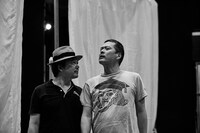 「ハングマン HANGMEN」稽古の様子。左から伝説のハングマン・ピアポイント（三上市朗）に詰め寄られるハリー（田中哲司）。