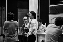 「ハングマン HANGMEN」稽古の様子。長塚圭史（中央）。