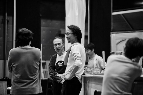 「ハングマン HANGMEN」稽古の様子。長塚圭史（中央）。