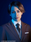 鈴木勝吾扮する三好。