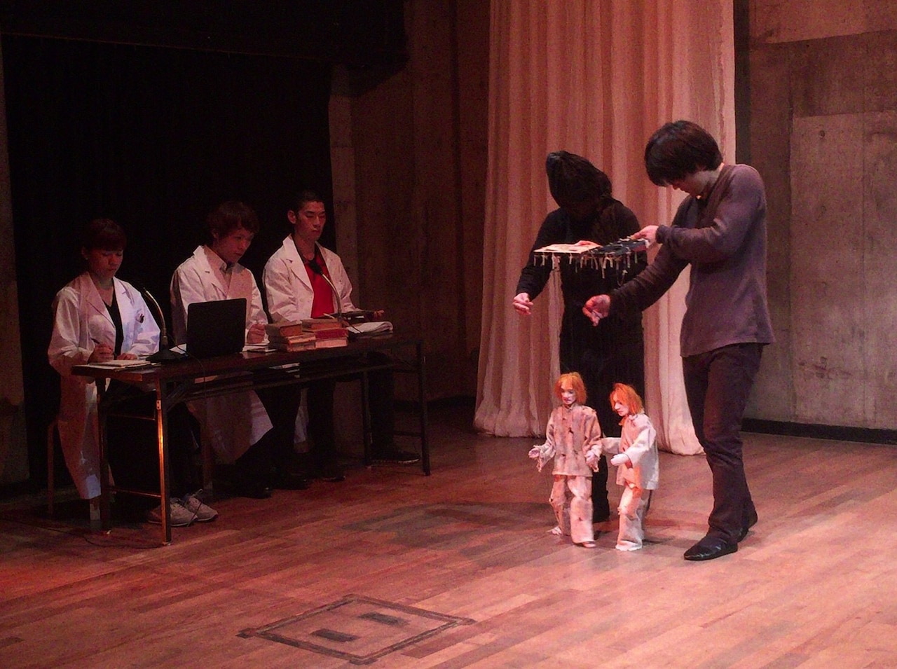 人間と人形がWキャストで、芥正彦演出「カスパー」が5日に開幕