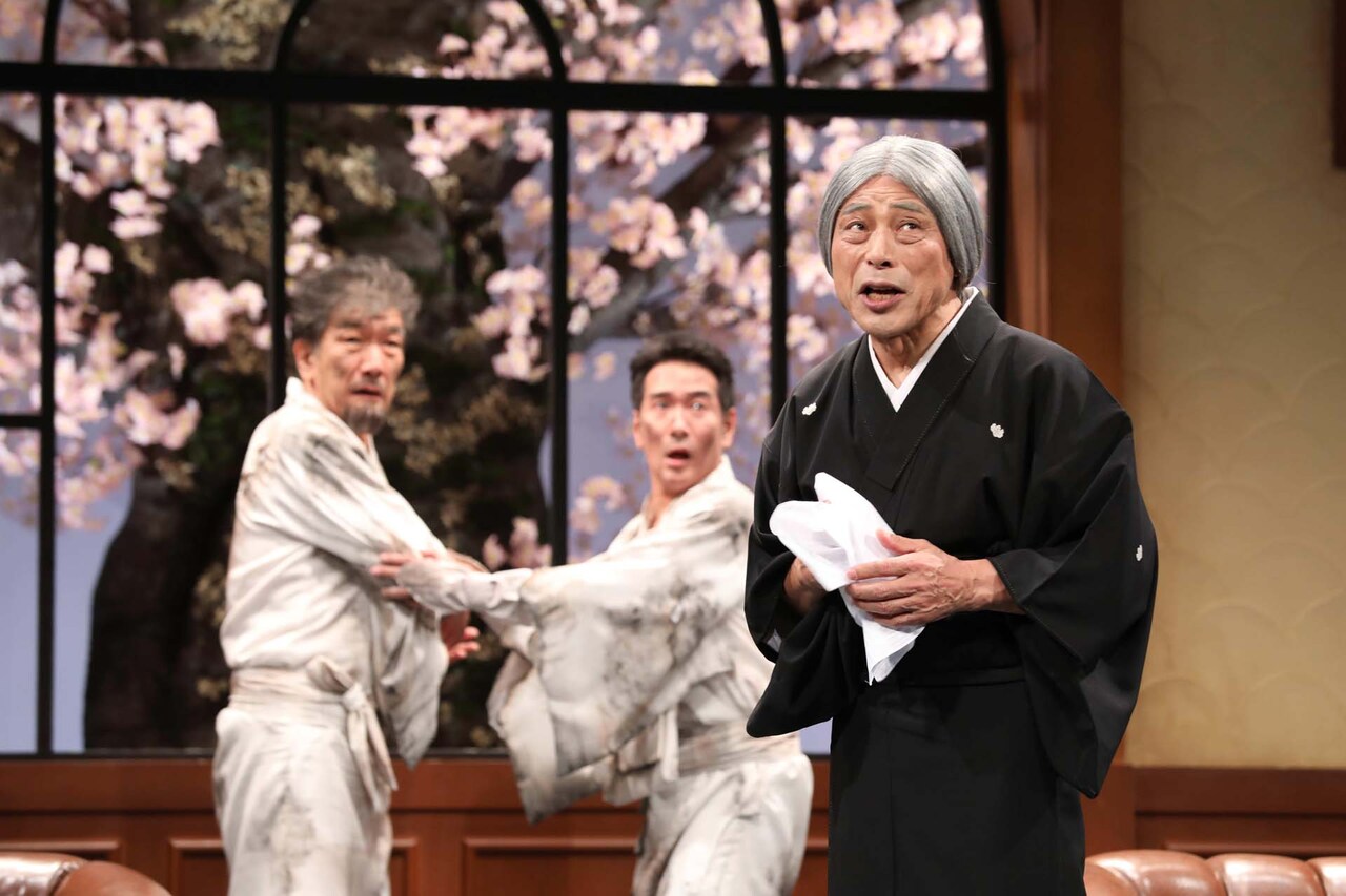 「煙が目にしみる」開幕、おばあちゃん役の加藤健一「きっと心に愛の灯を」