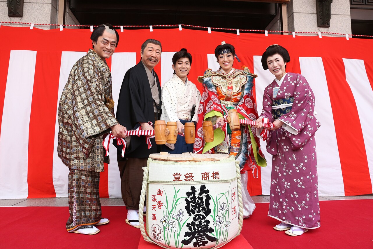 藤山扇治郎＆北翔海莉ら「蘭」初日に鏡開き「この楽しさが皆様にも伝わるように」