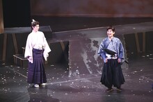 「蘭 ～緒方洪庵 浪華の事件帳～」より。左から北翔海莉演じる東儀左近、藤山扇治郎演じる緒方章。