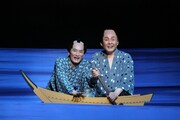 こまつ座 第121回公演「たいこどんどん」より。左から江端英久演じる清之助、柳家喬太郎演じる桃八。(撮影:宮川舞子)