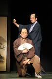 こまつ座 第121回公演「たいこどんどん」より。左から柳家喬太郎演じる桃八、江端英久演じる清之助。（撮影：宮川舞子）