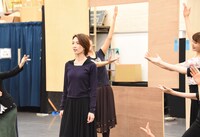 テス・ハーディング役の早霧せいな（中央）。