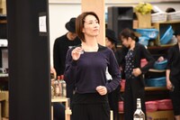 テス・ハーディング役の早霧せいな（中央）。