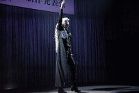 宝塚歌劇月組「ミュージカル『エリザベート―愛と死の輪舞（ロンド）―』」制作発表会より、珠城りょう演じるトート。