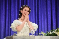 久保健代表取締役社長にダンスを絶賛され、照れ笑いを浮かべる愛希れいか。