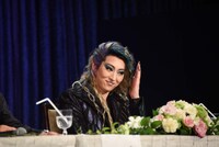 小池修一郎に「今回のトートのイメージカラーは、マルチカラー」と言われ、ウィッグを示す珠城りょう。