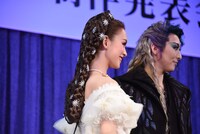 宝塚歌劇月組「ミュージカル『エリザベート―愛と死の輪舞（ロンド）―』」制作発表会より、左から愛希れいか、珠城りょう。