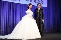 左から愛希れいか、珠城りょう。