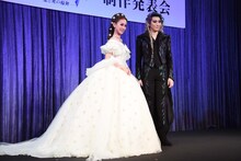 左から愛希れいか、珠城りょう。