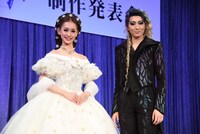 左から愛希れいか、珠城りょう。