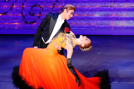 宝塚歌劇花組「レビュー・ファンタスティーク『Sante!!』～最高級ワインをあなたに～」より。