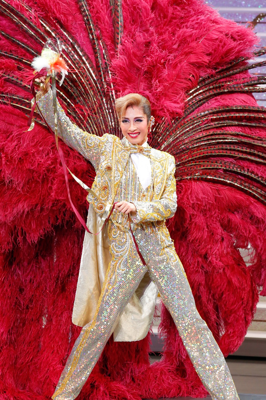 宝塚歌劇花組「レビュー・ファンタスティーク『Sante!!』～最高級ワインをあなたに～」より。
