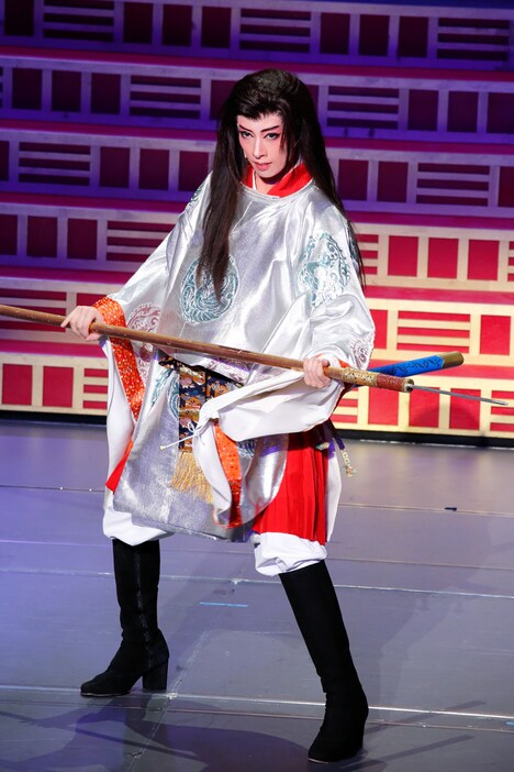 宝塚歌劇花組「万葉ロマン『あかねさす紫の花』」より。