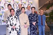 後列左から中村萬太郎、片岡亀蔵、笹野高史。前列左から中村扇雀、中村梅枝、中村七之助、串田和美。