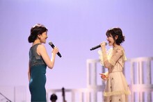 左から島田歌穂、渡辺麻友。(c)KTV